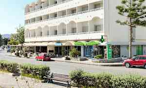 En byggnad med flera balkonger, butiker på bottenvåningen och parkerade röda bilar framför. (AI-genererad text)