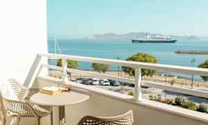 Balkong med utsikt över havet och ett fartyg. (AI-genererad text)