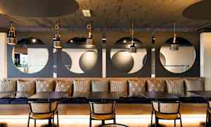 Modern interiör med sittplatser och geometriska mönster. (AI-genererad text)