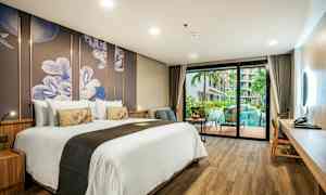 Hotellrum med stor säng, modern inredning och utsikt över pool och grönska. (AI-genererad text)