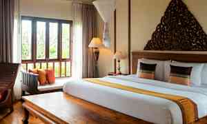 Bild av ett sovrum med en dubbelsäng, ett fönster och dekorativ träinredning. (AI-genererad text)