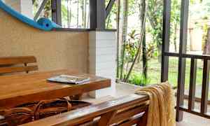 Uteplats med ett bord och bänk i trä. (AI-genererad text)