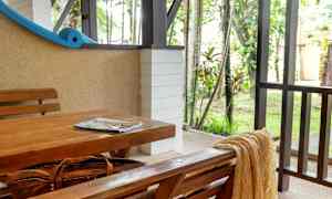 Uteplats med ett bord och bänk i trä. (AI-genererad text)