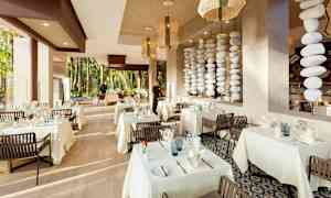 Restaurang med uppdukade bord och modern inredning. (AI-genererad text)