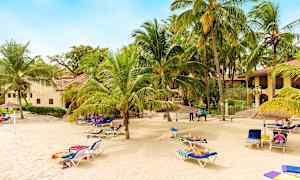 Stranden ligger i direkt anslutning till hotellet