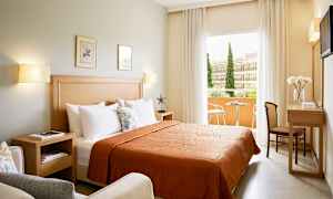 Dubbelrum med balkong mot trädgård