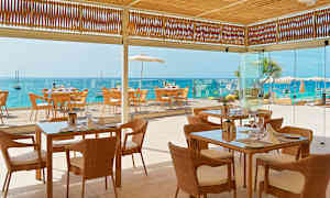 Hotellets bufférestaurang har en fin uteservering