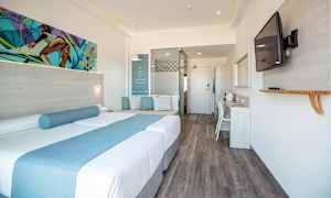 Dubbelrum med begränsad havsutsikt och dubbelrum mot poolområdet