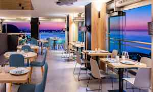 Njut av en god måltid i hotellets à la carte-restaurang