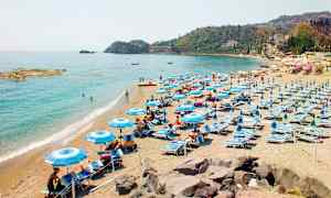 Beach club, cirka 1,5 km från hotellet