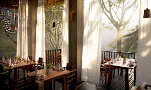 À la carte-restaurang med internationella och lokala rätter