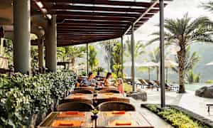 À la carte-restaurangen med servering av hamburgare, pizza, pasta, sallader och lokala rätter