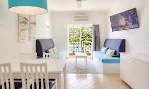 Tvårumslägenhet mot poolområdet