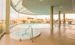 Hotellets inomhuspool och bubbelpool i spaavdelningen