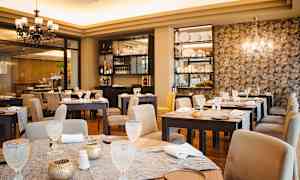 Hotellets à la carte-restaurang serverar lokala portugisiska rätter och medelhavsinspirerad mat