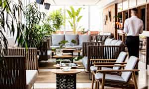 Hotellets kombinerade takbar och restaurang