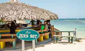 À la carte-restaurang på stranden med lokala jerkrätter