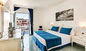 Dubbelrum med balkong (liten) och begränsad havsutsikt