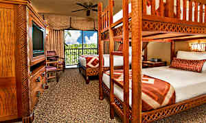 Dubbelrum standard med en dubbelsäng queensize och en våningssäng