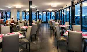 Hotellets frukostrum med fin utsikt över Prag