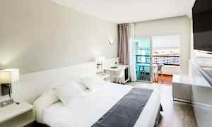 Dubbelrum på de övre våningarna med balkong mot havet