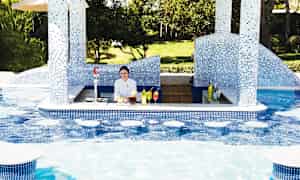 Swim-up bar