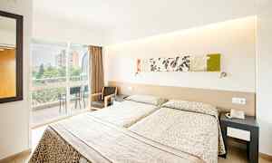 Dubbelrum med balkong och dubbelrum med balkong mot poolområdet