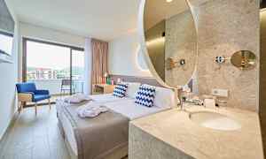 Dubbelrum med balkong och havsutsikt