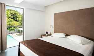 Dubbelrum med balkong mot poolområdet