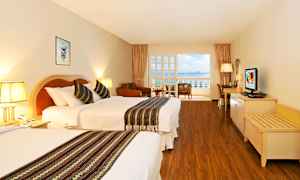 Ljusa, lyxiga dubbelrum deluxe med havsutsikt