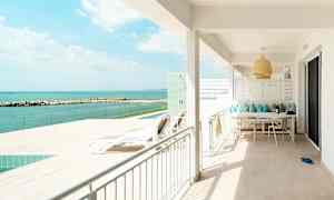 Trerumslägenhet med poolaccess mot havet