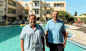 Personer står vid poolen framför ett hotell. (AI-genererad text)