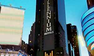 Höghus med texten 'Millennium Hotels' och omgivande stadsbyggnader. (AI-genererad text)