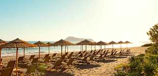 Stranden framför Sunprime Platanias Beach