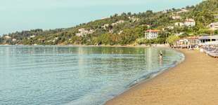 Cirka en kilometer från Skiathos stad hittar du Megali Ammos Beach