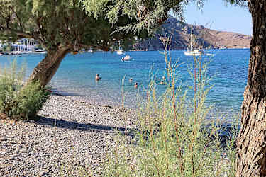 Gott om plats på stranden i Livadia