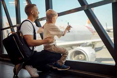 Pojke och pappa på flygplats