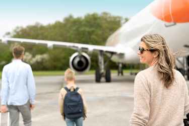 Familj påväg till flygplan