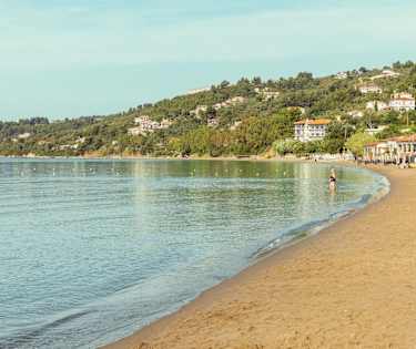 Cirka en kilometer från Skiathos stad hittar du Megali Ammos Beach