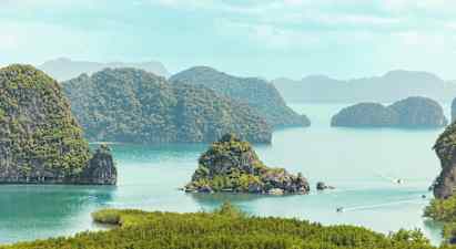 Utsikt över hav med små grönskande öar och klippor. (AI-genererad text)