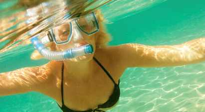 Person som snorklar under vatten. (AI-genererad text)