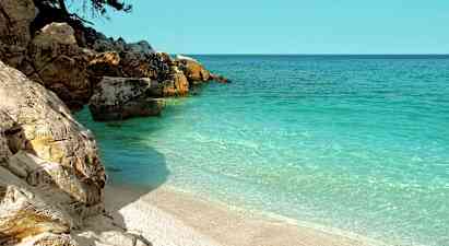 Kust med klippor och turkost hav. (AI-genererad text)