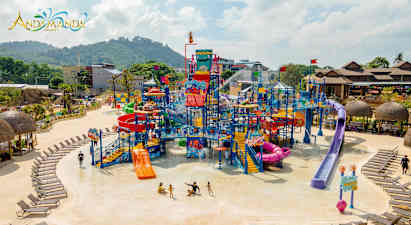 Färgglad vattenlekplats med rutschbanor och simbassänger. (AI-genererad text)