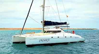 En segelbåt vid en vattenyta under en ljus himmel. (AI-genererad text)