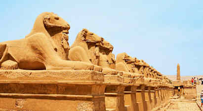 Rad av antika sfinxstatyer i en historisk miljö. (AI-genererad text)