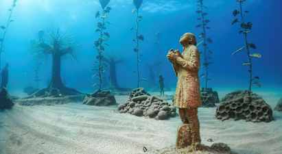 Undervattensmiljö med konstnärliga skulpturer och vegetationslika strukturer. (AI-genererad text)