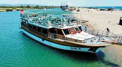 En båt ligger vid en brygga nära stranden. (AI-genererad text)