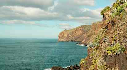 Utsikt över kustlandskap med klippor vid havet. (AI-genererad text)