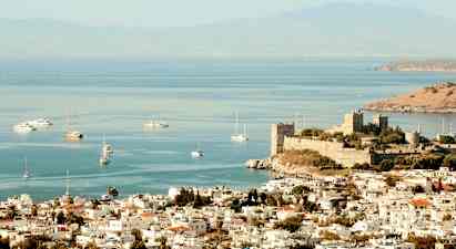 Bild av en stad vid havet med en gammal borg nära kusten och båtar på vattnet. (AI-genererad text)