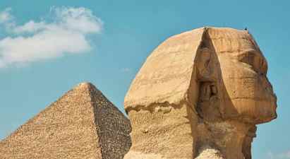 Bild av den stora sfinxen och en pyramid i Giza, Egypten. (AI-genererad text)